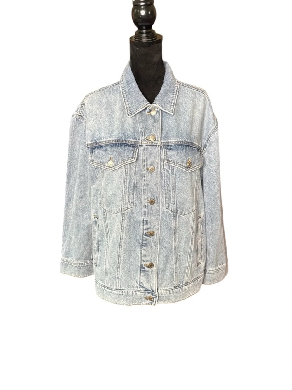 DAZE Cropped Denim Jacket Light Wash Button Front Size M NWT - Picture 2 of 9